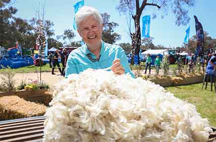       Bumper crowds and spotlight on wool industry at Henty